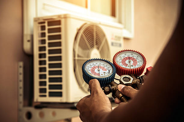 Professional Hvac technician working in Roanoke, AL